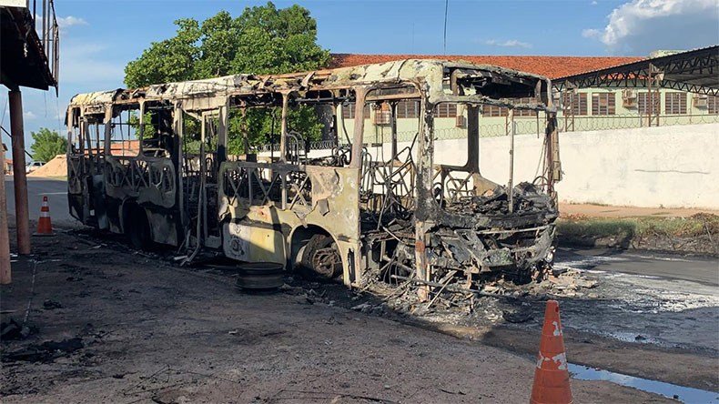 Ônibus pega fogo ao colidir com moto em Teresina