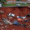 Solo cede e arrasta ao menos quatro carros em rua de Brasília