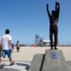 Calçadão de Copacabana ganha estátua em homenagem a Ayrton Senna