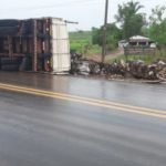 Pista molhada, asfalto escorregadio, um carreta   tomba na BR 226, em Presidente Dutra MA