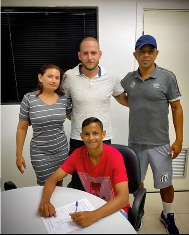 Jovem de Presidente Dutra MA, Weslley Patati, assina primeiro contrato profissional com o Santos,  455 milhões de reais