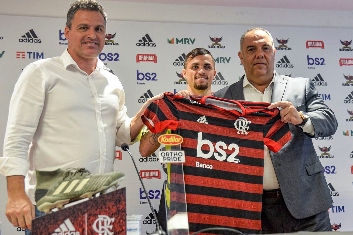 Michael chega ao Flamengo e promete futebol raiz