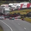 TOMBAMENTO DE CARRETA NA BR-116, EM SP, MATA CAMINHONEIRO E INTERDITA RODOVIA