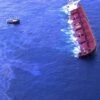 Barreira de proteção é instalada ao redor de navio encalhado no MA