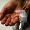 Rio tem 17 casos suspeitos e secretário defende álcool gel