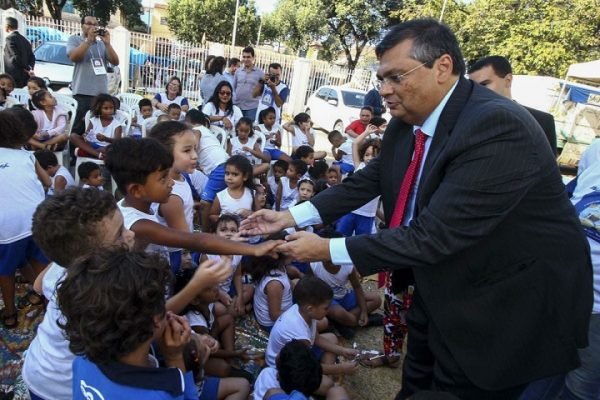 Flávio Dino anuncia salário de R$ 6,3 mil para professores do Maranhão