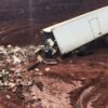 CAMINHÃO INVADE TRECHO INTERDITADO E CAI EM CRATERA EM BOTUCATU SP