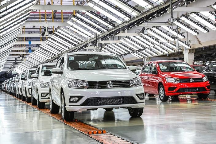 “A economia do Basil está infectada pelo  coronavirus” A Volkswagen do Brasil irá suspender as atividades de todas as suas unidades no País, por três semanas, a partir desta segunda-feira (23)