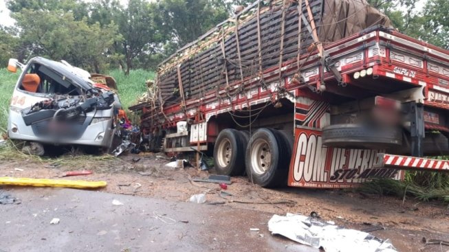 Colisão frontal de ônibus e caminhão deixa 11 mortos e 17 feridos em Pirapora – MG