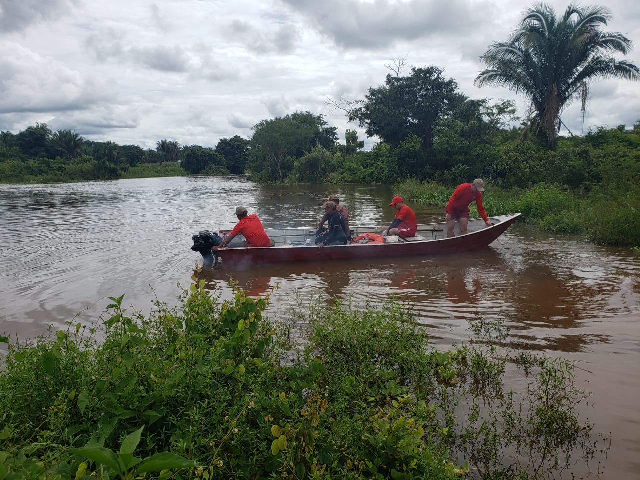 O prefeito Toinho Patioba esteve acompanhando de perto o trabalho dos bombeiros, a procura dos jovens desaparecidos no rio codozinho em Chapadinha