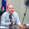 Othelino Neto anuncia votação de PL que reduz mensalidade de escolas e faculdades em 30%