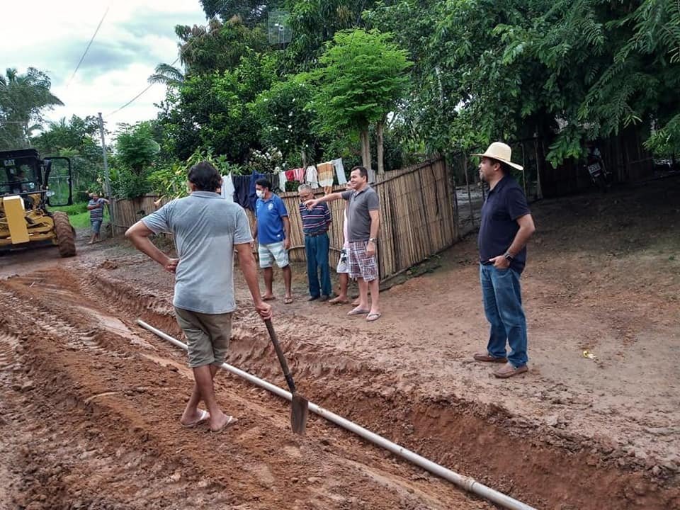 Prefeito Toinho Patioba leva água encanada aos moradores do povoado centro do Gato
