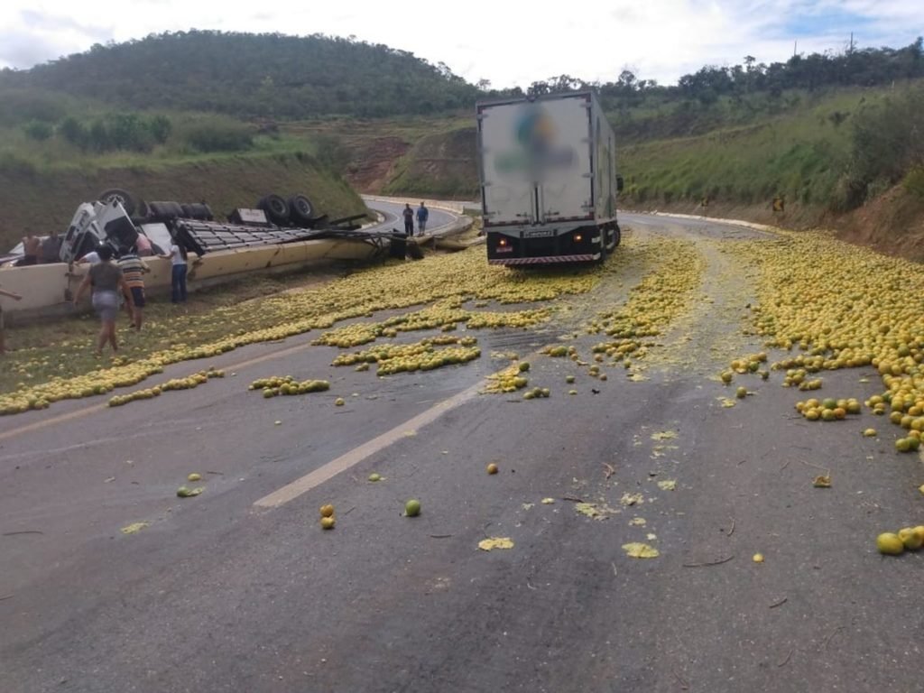 CAMINHONEIRO MORRE APÓS TOMBAMENTO NA BR-146, EM MINAS GERAIS