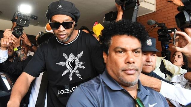 Juiz explica fiança milionária para prisão domiciliar de Ronaldinho e não restringe visitas