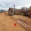 Caminhão carregado de frutas tomba na BR 135