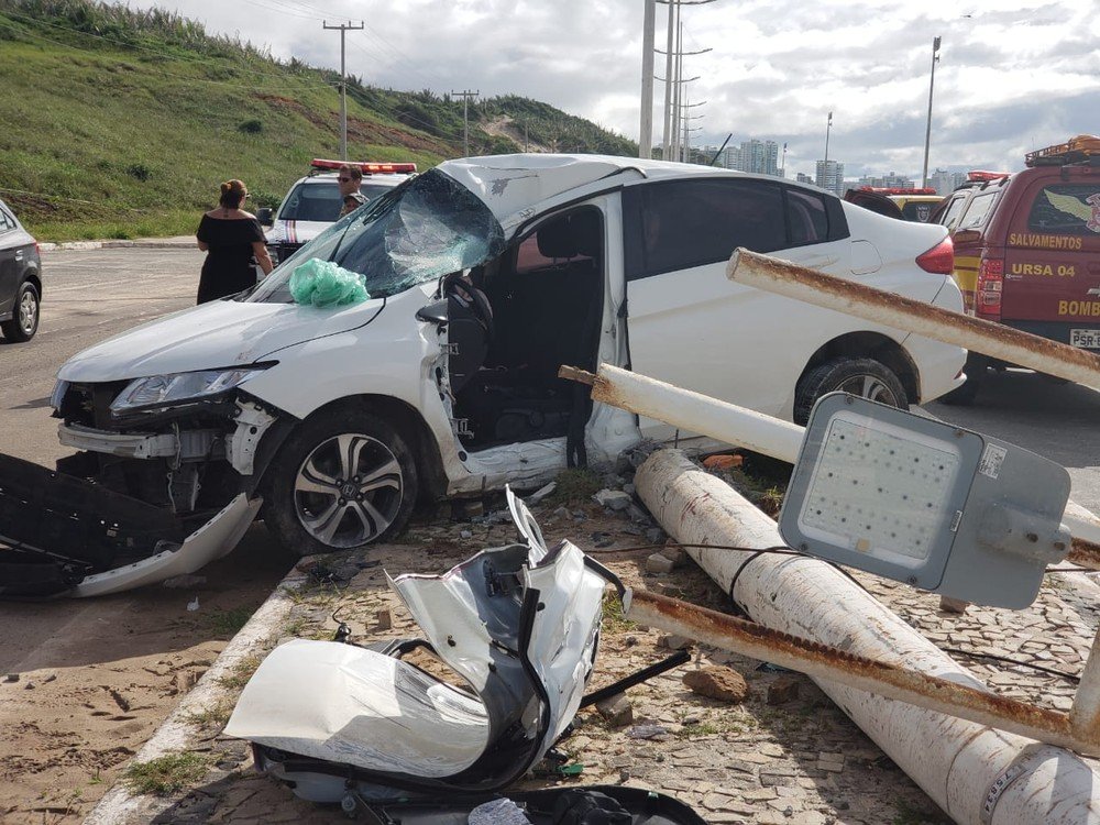 Motorista bate em poste e fica presa às ferragens em São Luís