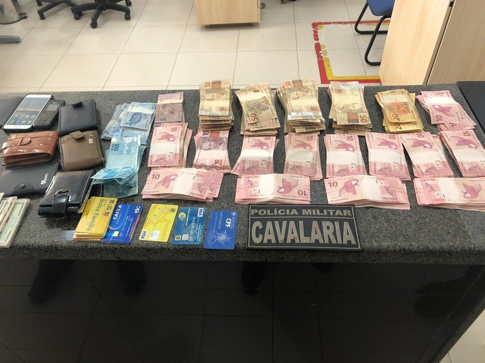 Grupo é preso com 25 cartões e R$ 22 mil em dinheiro sacados em agência da Caixa, em São Luís