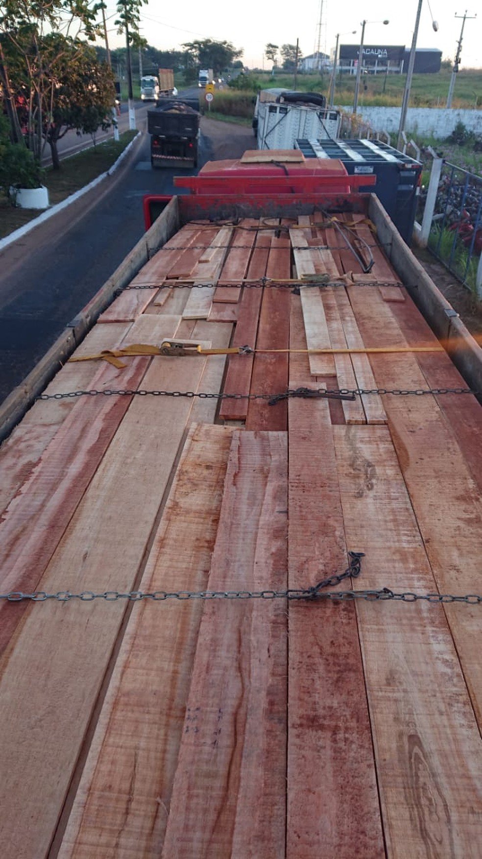 Carregamento de madeira irregular na BR-010 em Imperatriz