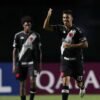 Vasco perde pênalti, mas bate Caracas no fim pela Sul-Americana