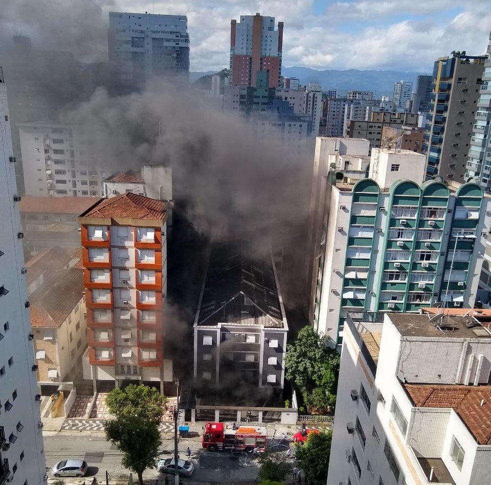 Carros pegam fogo dentro de estacionamento de prédio em Santos, SP