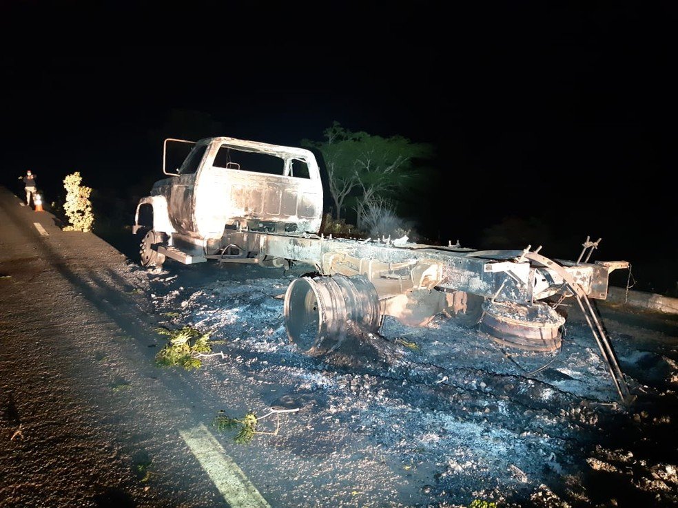Caminhão incendiado é abandonado na BR-402, em Barreirinhas