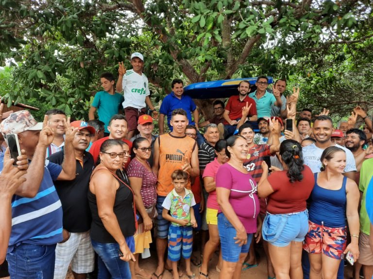 Fernando Pessoa e Nelson do Nanxi devolvem trator a comunidade do São Lourenço tomado injustamente pelo ex-prefeito