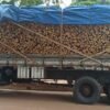 POLÍCIA MILITAR APREENDE CAMINHÃO CARREGADO DE MADEIRA IRREGULAR NA CIDADE DE TRIZIDELA DO VALE