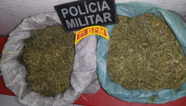 POLÍCIA MILITAR APREENDE DOIS SACOS COM ENTORPECENTES E PRENDE SUSPEITA DE TRÁFICO DE DROGAS EM SÃO JOÃO DO CARU MA