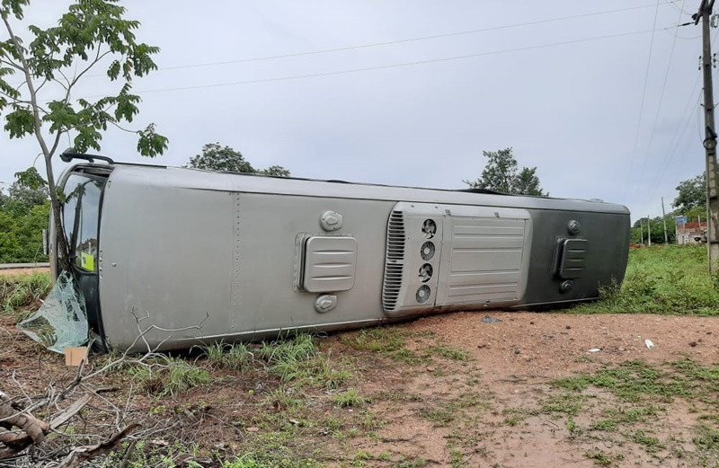 Ônibus rodoviário tomba na BR-135 em Corrente com 41 pessoas a bordo