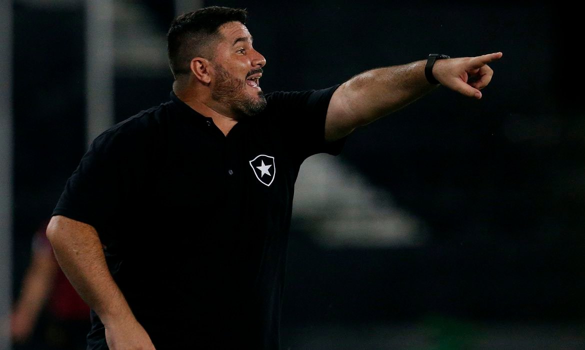 Botafogo demite técnico Eduardo Barroca