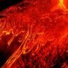 O vulcão ativo mais alto da Europa, está iluminando o céu noturno com explosões, fontes de lava e colunas de cinzas