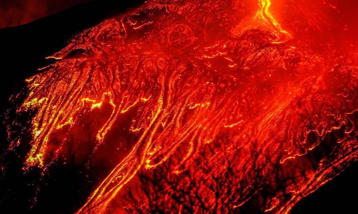 O vulcão ativo mais alto da Europa, está iluminando o céu noturno com explosões, fontes de lava e colunas de cinzas