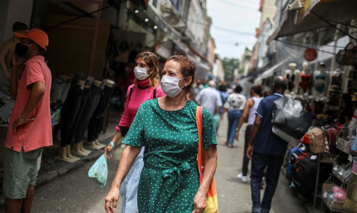 Brasil, média diária de mortes por covid-19 passa de 1,5 mil, informa Fiocruz