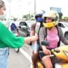 Mical Damasceno homenageia mulheres entregando flores em semáforos