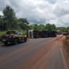 Carreta tomba na BR 230, em Pastos Bons