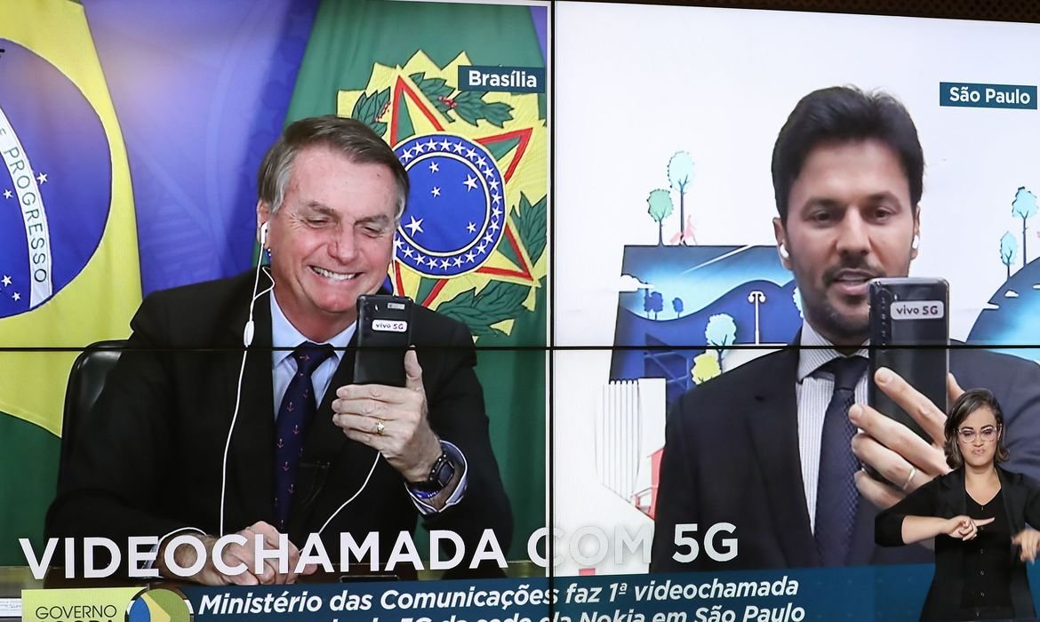 Bolsonaro recebe primeira videochamada com tecnologia 5G