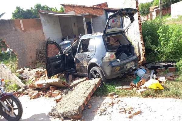 Suspeitos tentam fugir da polícia em Timon, batem o carro e um morre