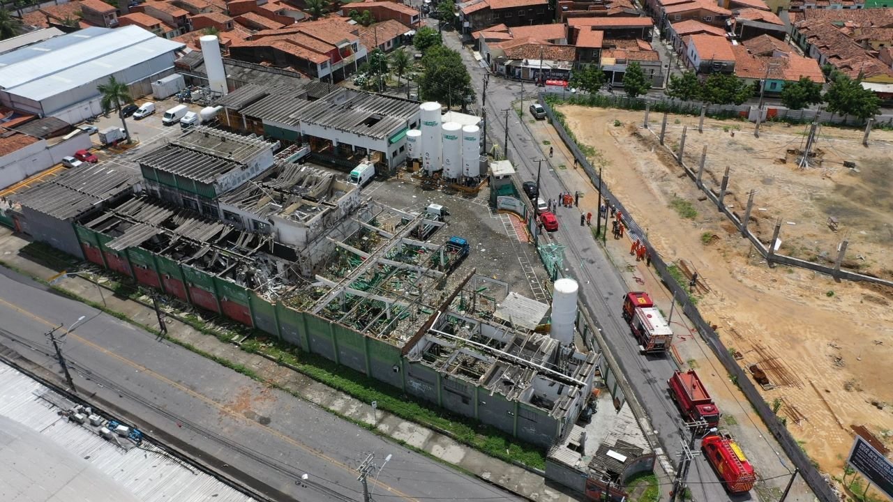 Explosão em empresa de oxigênio deixa cinco feridos e causa danos em residências em Fortaleza