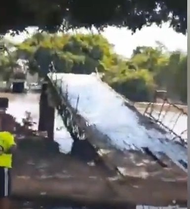 Em Bacabal ponte metálica desaba e deixa muitos feridos