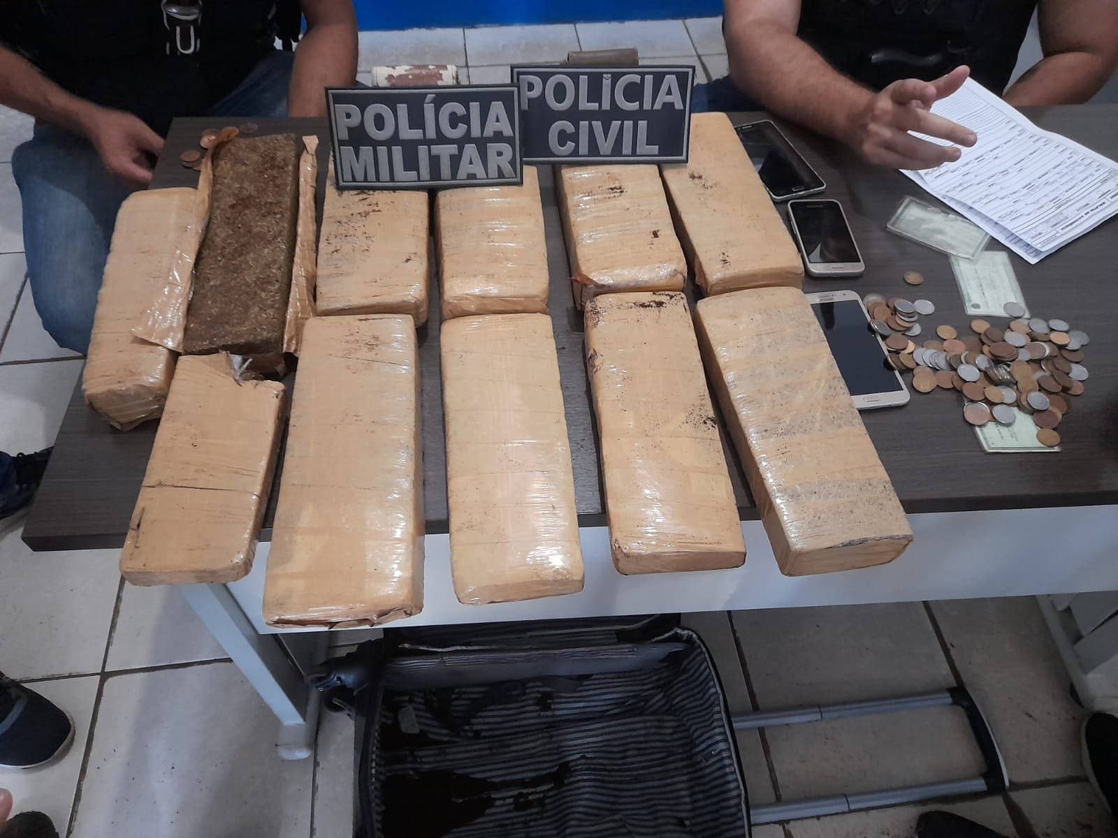 OPERAÇÃO INTEGRADA RESULTA NA PRISÃO DE DUAS PESSOAS E NA APREENSÃO DE QUASE 11 QUILOS DE MACONHA EM ROSÁRIO