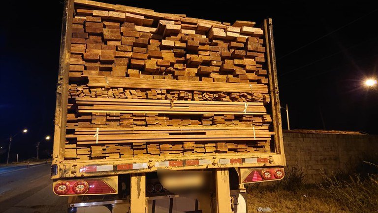 PRF apreende madeira ilegal