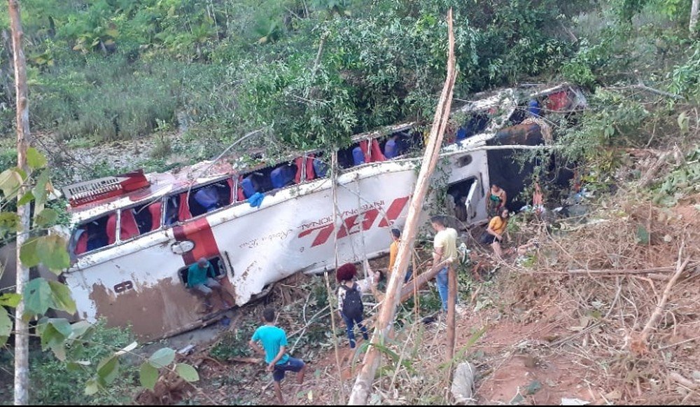 Ônibus cai em abismo entre Bom Jesus das Selvas e Açailândia