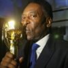 Pelé é transferido para UTI