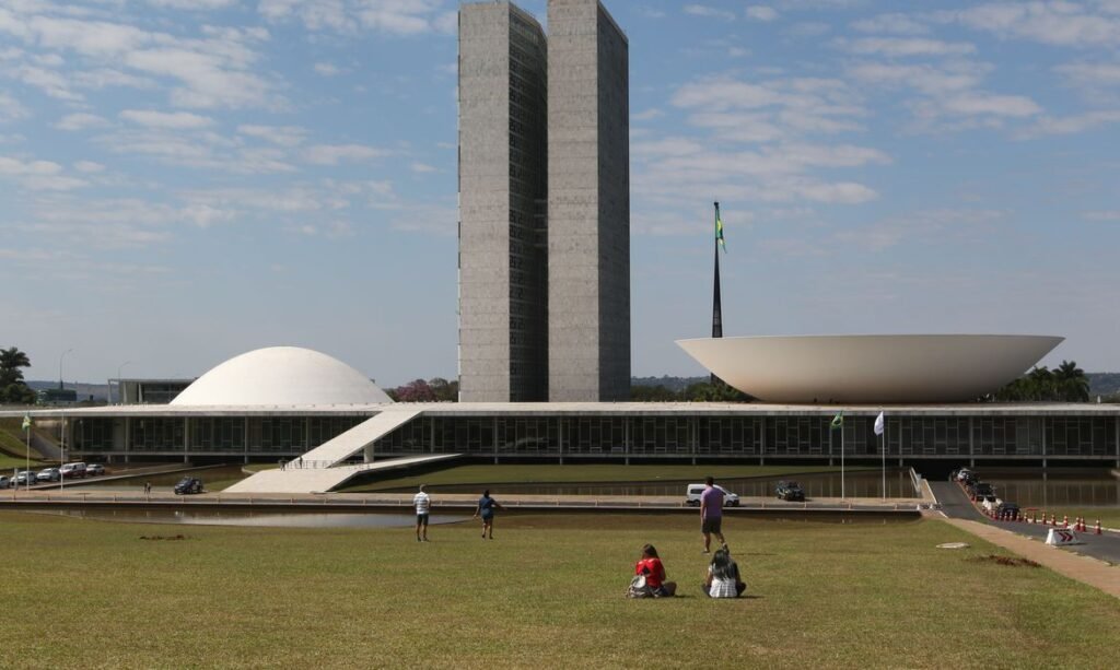 Congresso promulga emenda que eleva repasses de tributos a municípios