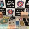 7º BPM PRENDE SUSPEITOS COM ARMA DE FOGO, SIMULACRO, DROGAS E DINHEIRO NA CIDADE DE SANTA LUZIA