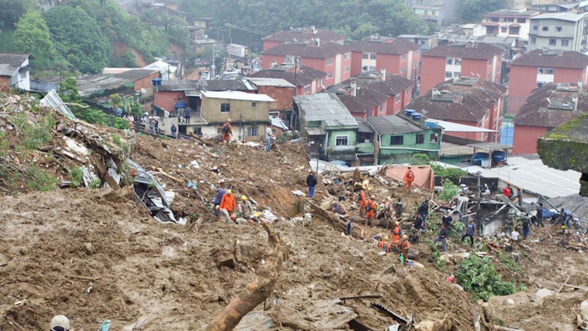 Número de mortos após fortes chuvas em Petrópolis sobe para 104