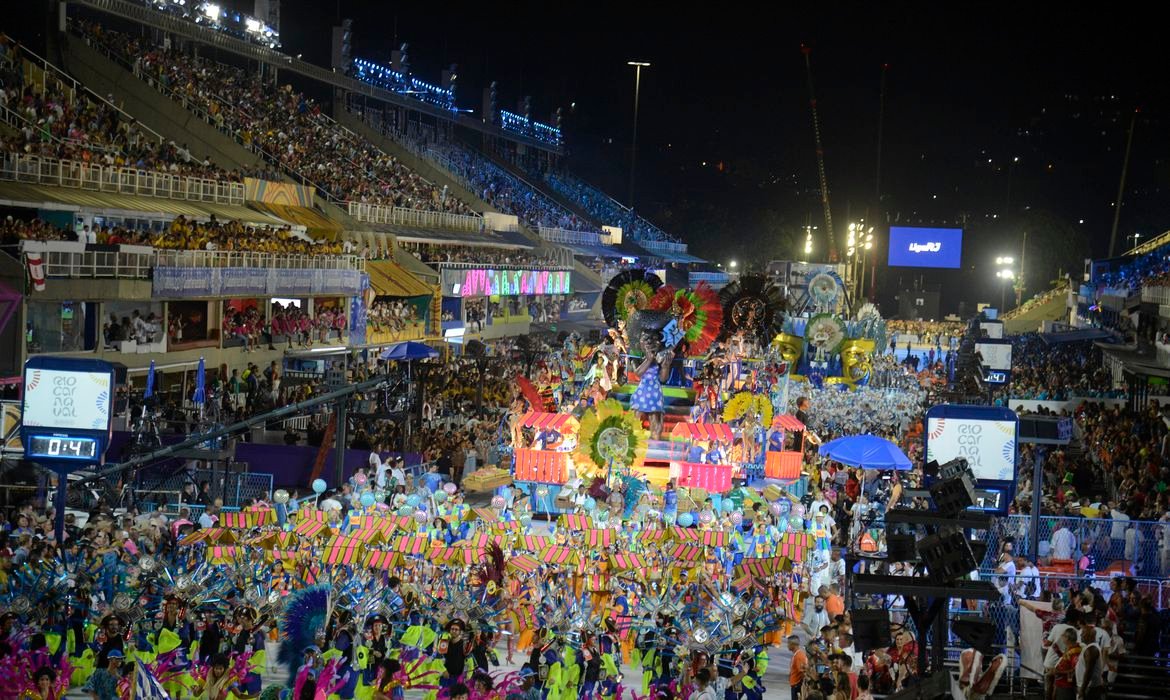 Mais oito escolas da Série Ouro desfilam esta noite na Sapucaí