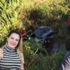 Mulher capota carro, cai  no córrego e é encontrada morta