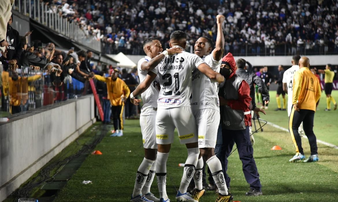 Santos arranca vitória e fica perto de vaga nas oitavas da Sul-America