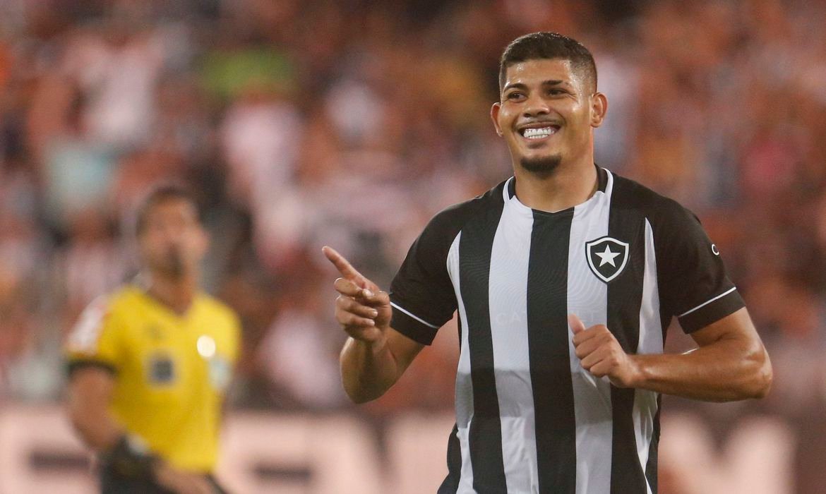 Botafogo vence Fortaleza no fim e entra no G6 do Brasileiro